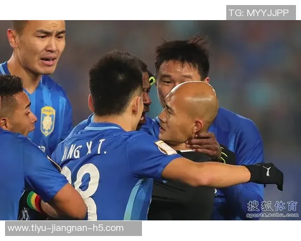 广岛外援半场结束后挑衅高天意引发双方冲突场面火爆 广岛外援半场结束后挑衅高天意引发双方冲突场面火爆